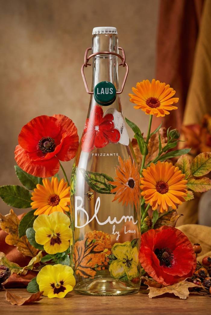 LAUS lanza un frizzante blanco de edición limitada con diseño exclusivo de Eva Armisén