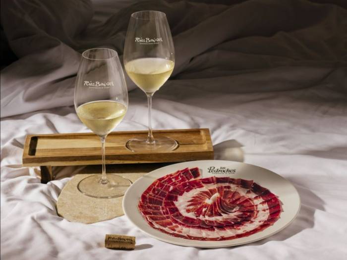 Jamón ibérico de Los Pedroches y vinos Albariño de Rías Baixas se unen en campaña navideña para promover productos certificados