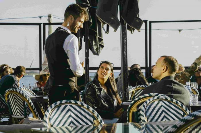 ROTO Ibiza reinventa los lunes con menú especial y música en directo por 35 euros