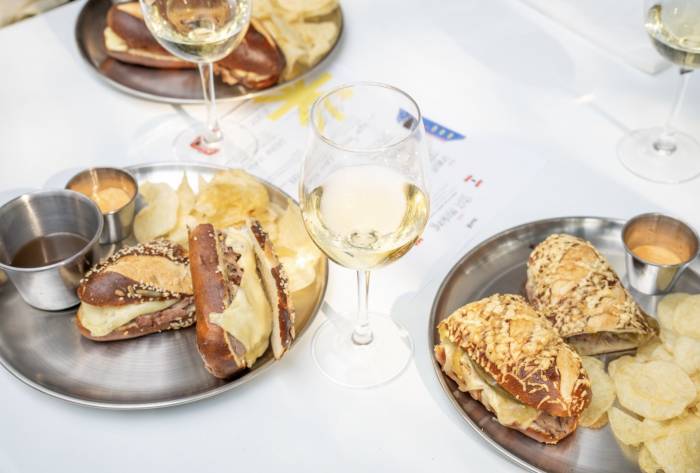 Feroz abre en la Roma con sándwiches de bretzel alemán y apuesta por pan artesanal poco común en México