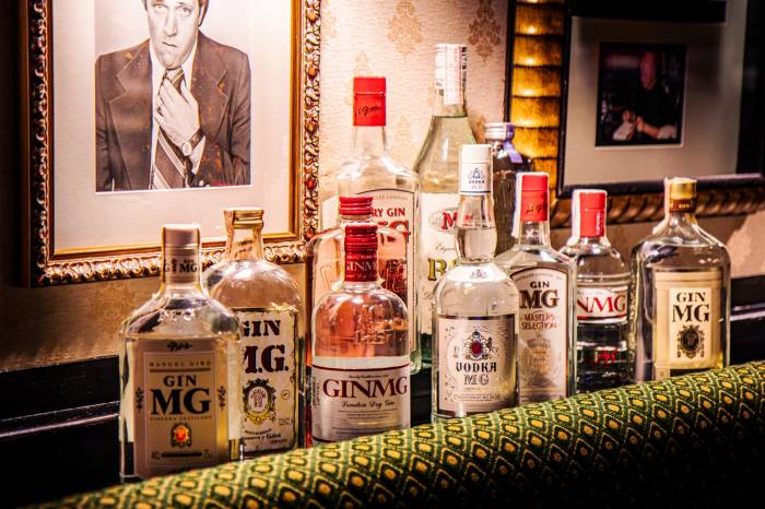 El Bar Chelsea de León reúne la mayor colección privada de botellas de Gin MG en España