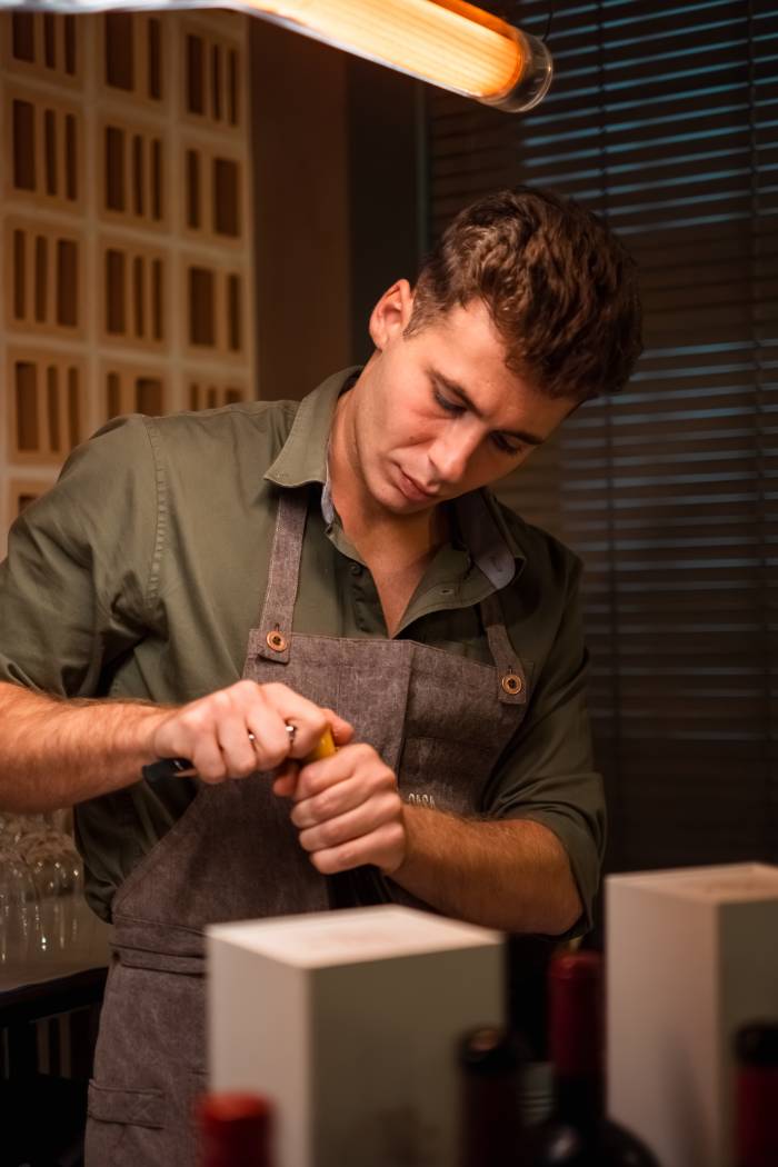 Casa Mortero duplica su carta de vinos y suma 200 referencias tras su reforma en el centro de Madrid