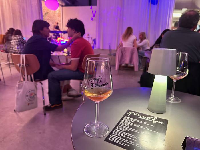 El ciclo Piano Bar Veneno x DO Valencia acerca el vino a jóvenes urbanos con música y catas de seis variedades