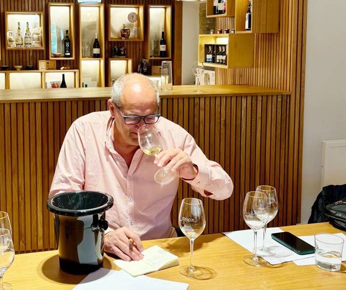 Pedro ballesteros catando vinos blancos