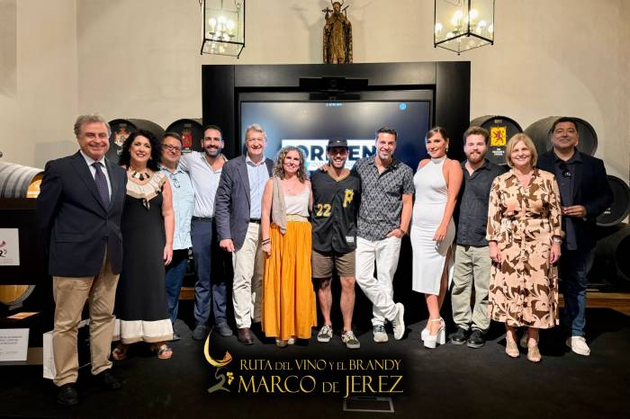 La Ruta del Vino y el Brandy del Marco de Jerez recibe la Bandera de Andalucía
