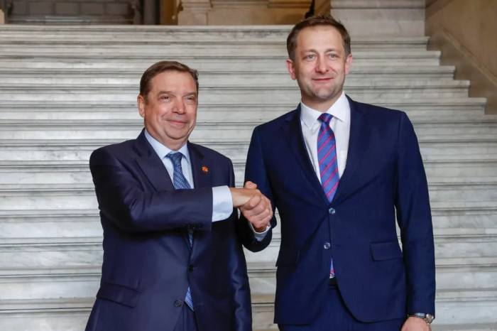 El comisario europeo de Agricultura visita España para reforzar la protección del sector agrario