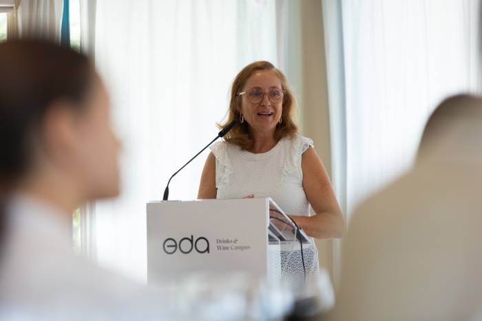 Expertos del vino debaten en el Penedés sobre los avances de la viticultura regenerativa