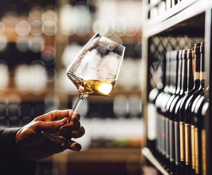 White wines offer a spectrum of styles shaped by grape variety, winemaking, and balance of sweetness and acidity