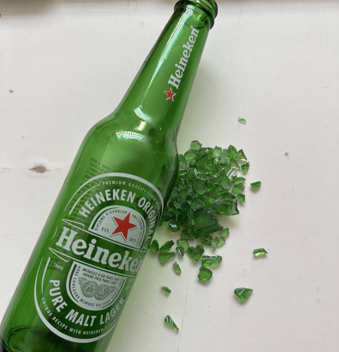 Un mural de vidrio reciclado celebra la historia cervecera y la sostenibilidad en Valencia