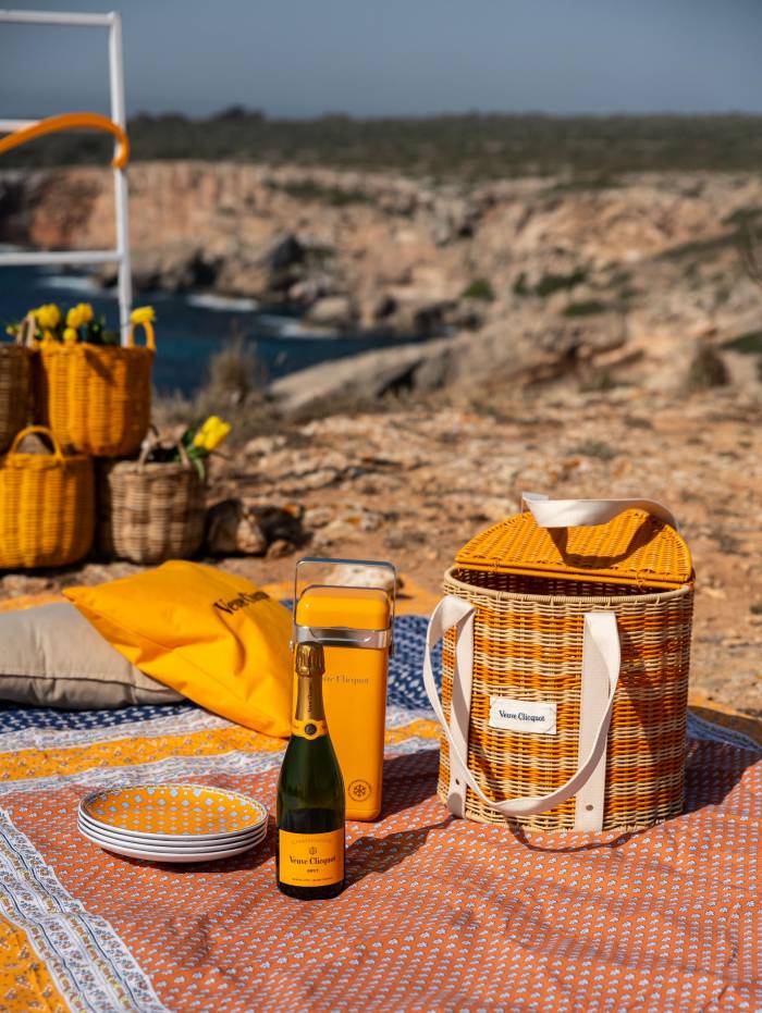Veuve Clicquot reinventa el picnic en España con experiencias exclusivas de champagne en destinos junto al mar y la naturaleza