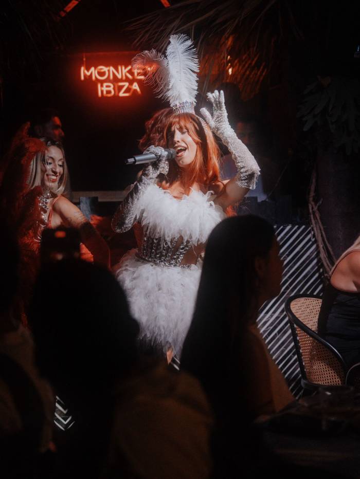 Monkey Ibiza fusiona cabaret moderno y gastronomía en su nuevo espectáculo burlesque