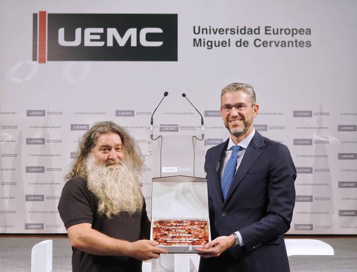 Raúl Pérez recibe el Premio Fundación UEMC por su trayectoria en el mundo del vino