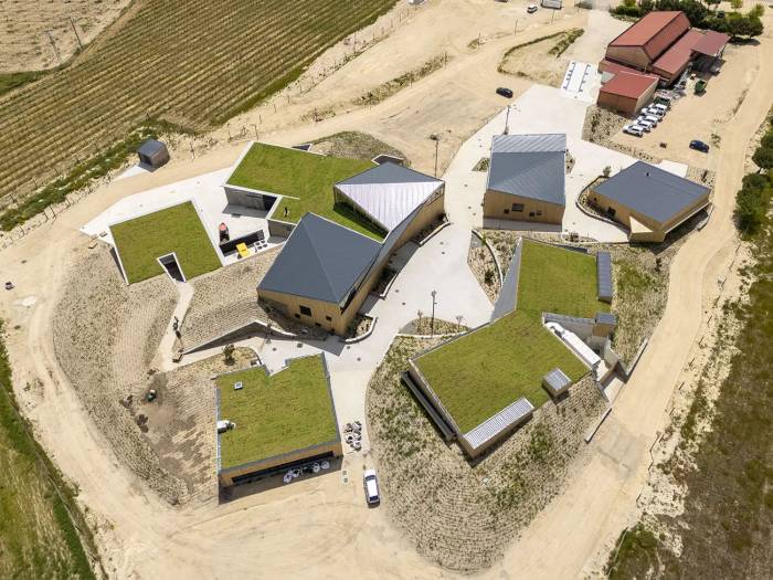 Ossian inaugura una bodega sostenible en Nieva que impulsa el desarrollo rural y la tradición vitivinícola