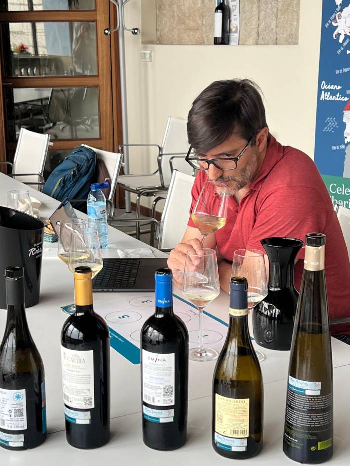 El crítico Joaquín Hidalgo analiza 80 vinos de Rías Baixas en una cata para la publicación Vinous