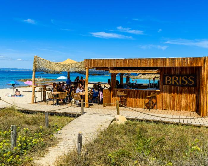 El chiringuito Briss abre en Es Pujols con una propuesta gastronómica honesta y ambiente integrado en la naturaleza
