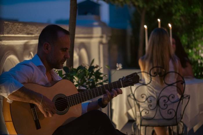 La terraza de Haroma se consolida como refugio estival en Madrid con música y alta cocina