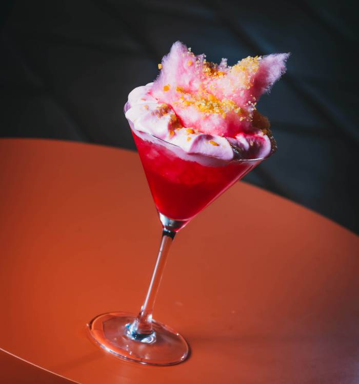 Zafiro Hotels lanza el cóctel Rossie Rocks con ingredientes locales y un toque crujiente en Mallorca
