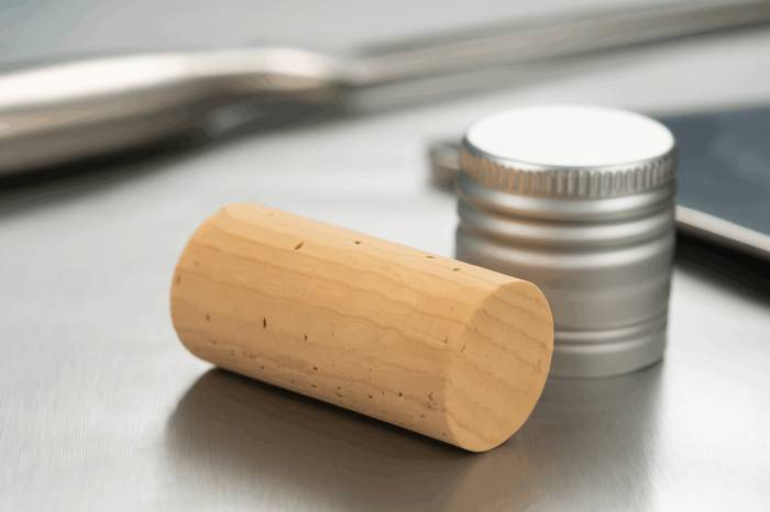 El tapón de corcho reduce la presencia de microplásticos en el vino frente al cierre de rosca