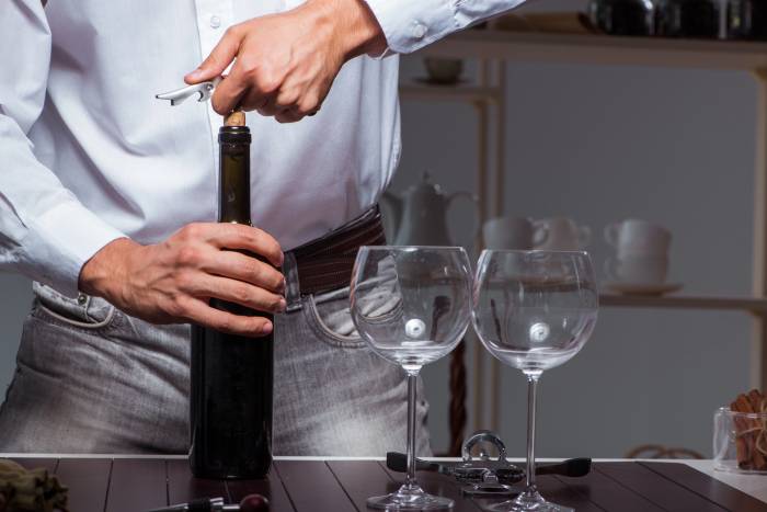 Consejos prácticos para elegir, conservar y servir vino en casa sin complicaciones
