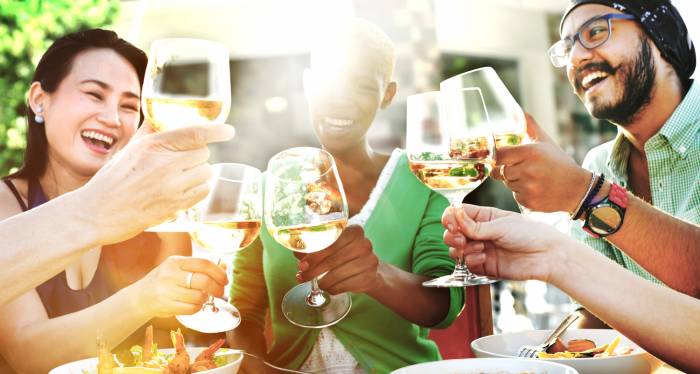 El consumo de bebidas sin o bajas en alcohol se consolida en España y gana terreno entre los jóvenes