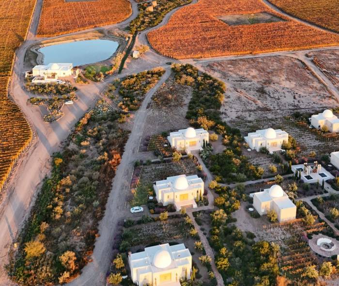 Mendoza impulsa el enoturismo de lujo con una experiencia conjunta entre Chozos Resort y Zonda, cocina de paisaje