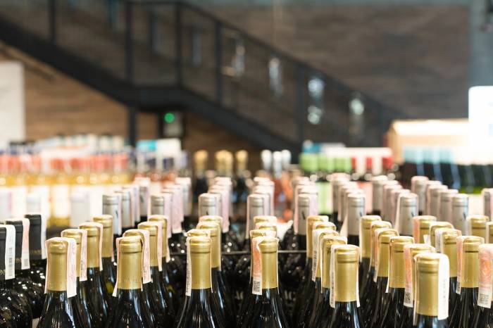 La Unión Europea intensifica la lucha contra las falsificaciones de alimentos y bebidas tras incautar productos por 91 millones