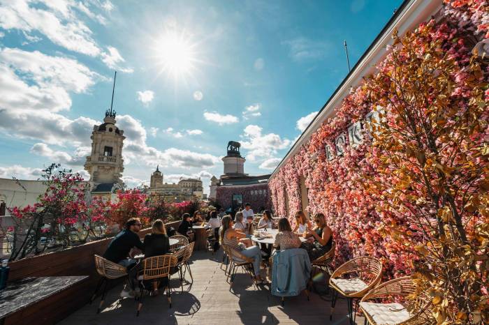 El rooftop Gran Vía 18 abre en el centro de Madrid con vistas panorámicas y cocina para compartir