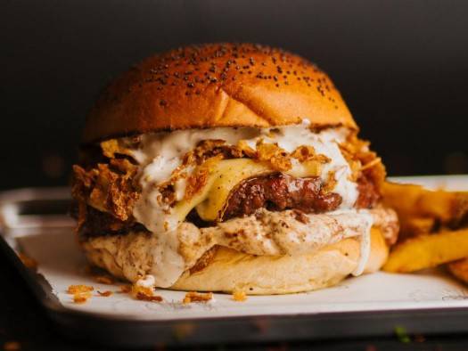 Quesos TGT y La Sagrada lanzan una hamburguesa exclusiva con Roncari Blue en Barcelona durante junio