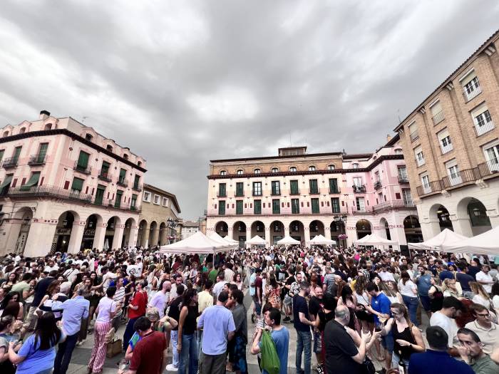 Somontano en Ruta reúne a cientos de personas en Huesca pese a la lluvia y bate récord de consumo de vino
