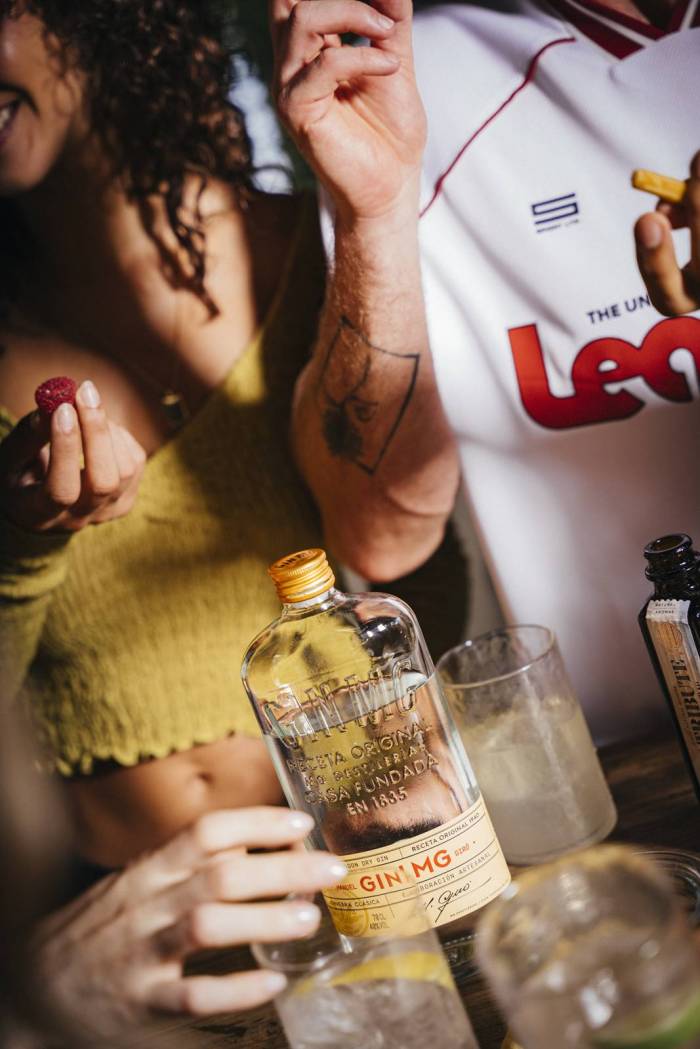 La verbena de San Juan en Barcelona inspira una campaña de Gin MG centrada en la amistad y la celebración