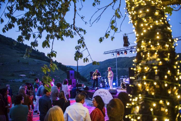La bodega Vía Romana acoge la última cita de Noites Méndez-Rojo con Marilia Monzón en la Ribeira Sacra