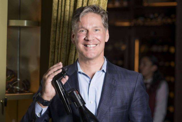 El creador de Coravin impulsa en España nuevas formas de consumo de vino por copas