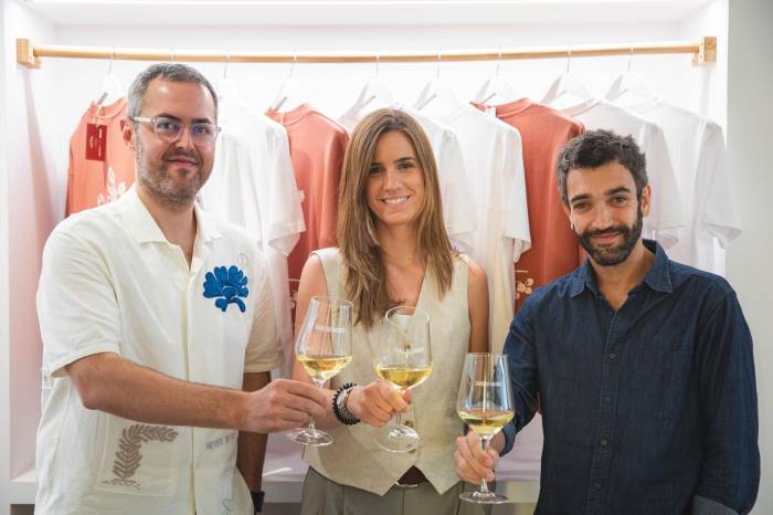 Bodegas Emilio Moro y FoogaPlan lanzan una colección de moda inspirada en sus godellos