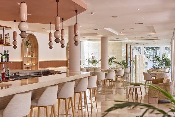 El hotel Zafiro Alzinar Mar reabre en Can Picafort tras una reforma integral y se orienta solo a adultos