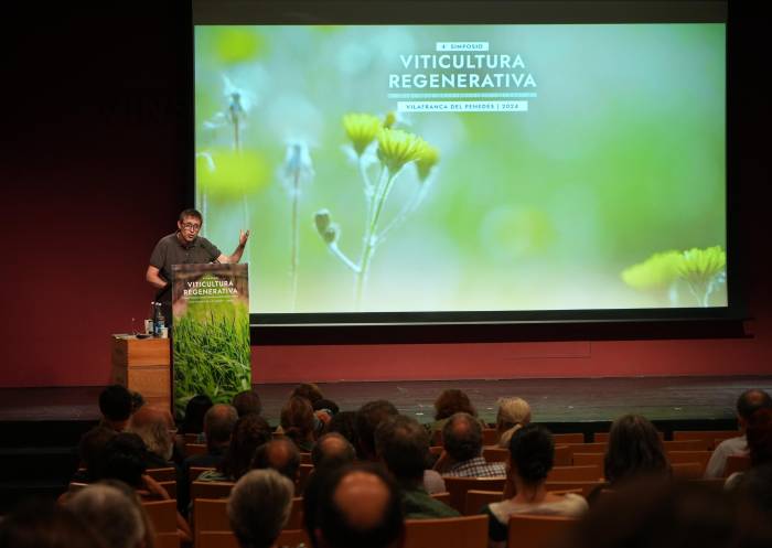 El simposio de viticultura regenerativa reúne en Vilafranca a expertos para abordar el futuro sostenible del viñedo