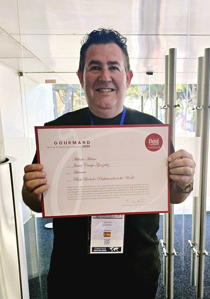 Javier Campo recibe el premio Gourmand World Cookbook por su libro Método Maître en la categoría de mejor libro de sala