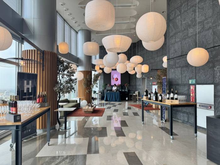 Elkar Club abre sus puertas en la planta 33 de la Torre Emperador Castellana con coctelería y música en directo