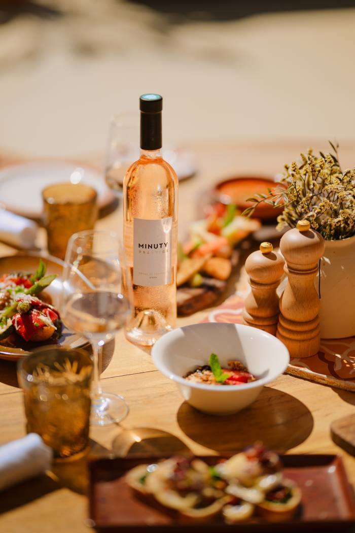 Nikki Beach Ibiza lanza un brunch de lunes con menú internacional, música en vivo y sangría exclusiva