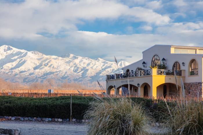 Bodega Piedra Negra impulsa el turismo enológico invernal con experiencias al aire libre y propuestas gastronómicas en Mendoza