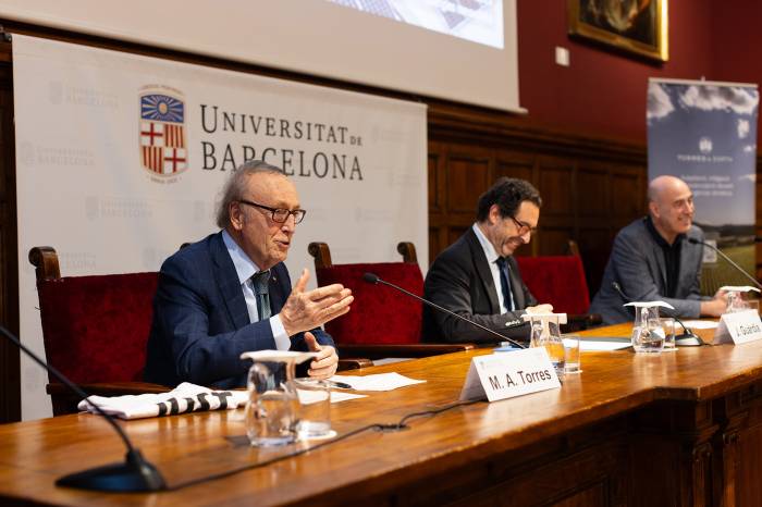 Expertos y activistas reclaman en la Universitat de Barcelona una reforma del modelo económico ante la crisis climática
