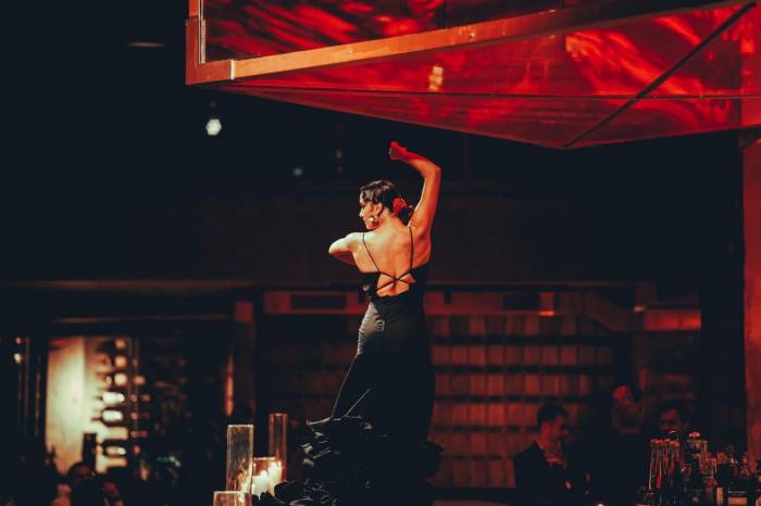 El restaurante RHUDO renueva su oferta con espectáculos en vivo y cocina de proximidad en el barrio de Salamanca