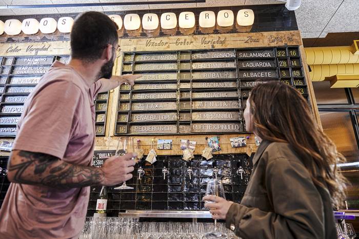 La Caníbal, taberna de Lavapiés, recibe el premio ‘Vinos y licores’ de la Academia Madrileña de Gastronomía