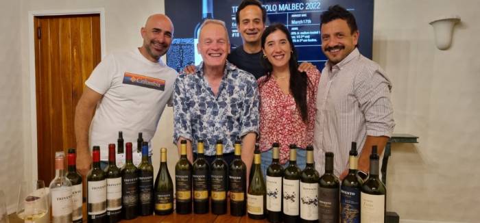 Tim Atkin evalúa las nuevas cosechas de la bodega Trivento en Argentina