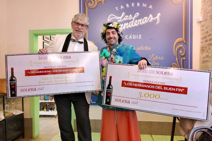 La chirigota "Los hermanos del buen fin" gana el concurso Jurado con Solera del Carnaval de Cádiz