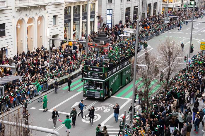 La Gran Vía de Madrid se viste de verde con el desfile de St. Patrick's Day