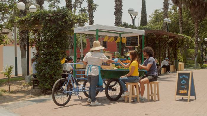 Backus lanza en Lima una innovadora colaboración con fruteros para promover Corona Cero