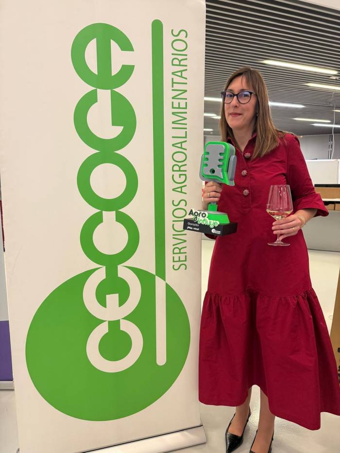Almudena Anadón recibe el premio 'Más Vino' en los Premios Agroinfluye