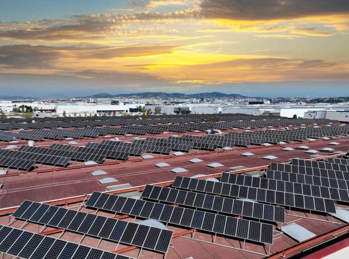 Damm impulsa la sostenibilidad con almacenes verdes y energía solar