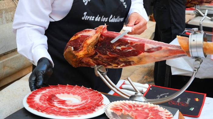 El Salón del Jamón Ibérico celebra la tradición en Jerez de los Caballeros  