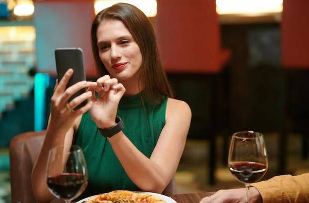 El dilema de los hosteleros españoles ante las colaboraciones con influencers